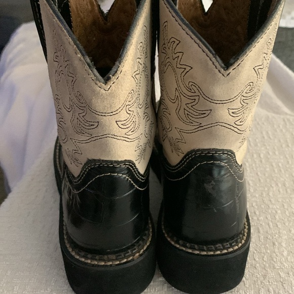 ARIAT Woman’s Embossed Fatbaby Western Boots - Picture 6 of 15